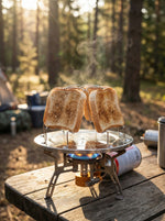 Campingrostare på gasspis utomhus i skogen – perfekt tillbehör för husbil och friluftsliv