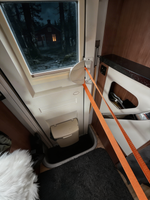 Dörrsäkring i orange monterad i husbil under natten – skyddar mot inbrott vid camping i mörker