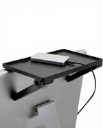 Svart hyllplan monterad på husbilsvägg med laddkabel – förvaringsbricka för husbil och husvagn