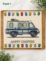 Kuddfodral Happy Campers tryck 1 – illustration av blå husbil med ljusslinga i akvarellstil