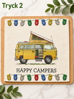 Kuddfodral Happy Campers tryck 2 – illustration av gul campingbuss med upphöjt tak och ljusslinga