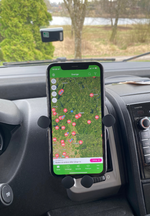 Telefon i mobilhållare på bilen visar karta över Sverige, passar husbil och personbil.