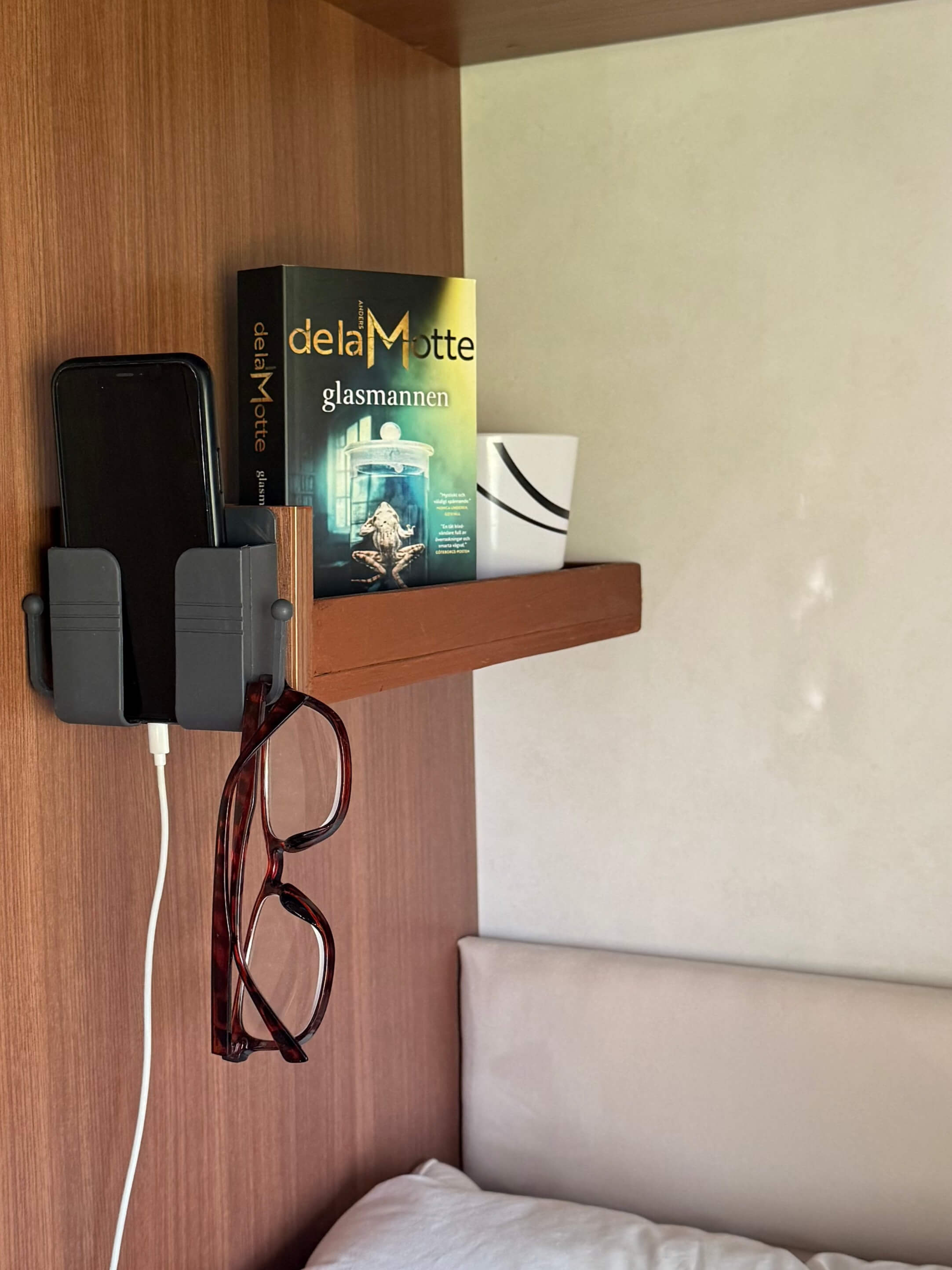 Holder for mobiltelefon, fjernkontroll, nøkler, kabler mm