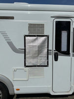 Justerbart solskydd monterat på husbil vid kylskåp som skyddar mot solvärme