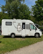 Justerbart solskydd monterat på husbil vid kylskåp som skyddar mot solvärme