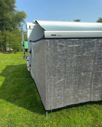 Vindskydd monterat under markis på husvagn – Smart Camping tillbehör för husvagn och husbil